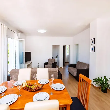 Maia Lena Drei Apartment Maslenica