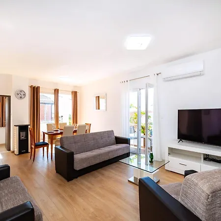 Maia Lena Drei Apartment Maslenica